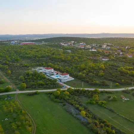 Lidija Zadarvillas *