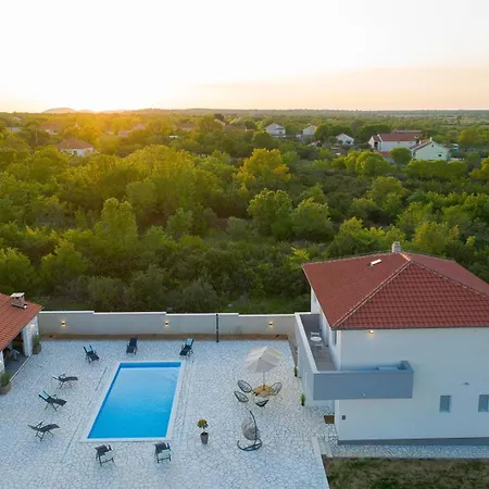 Lidija Zadarvillas Vila *
